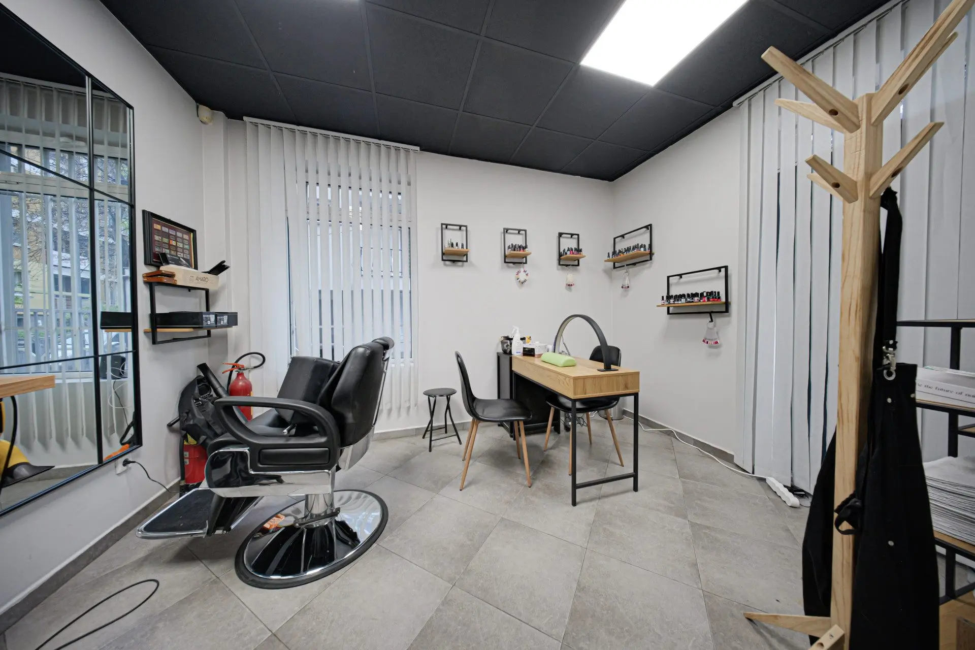 Commercial premises facing two streets, suitable for a beauty salon, shop, showroom