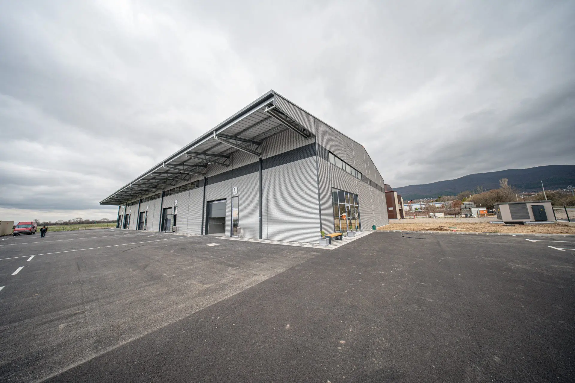 bbcea99b1d9e9983131f4a641811510a Newly built warehouse premises are for sale in the village of Lozen, at the Act 14 stage