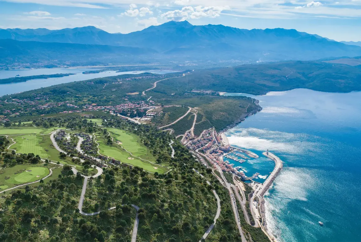 Prime Location Villa overlooking the first holes of the golf course and Adriatic Sea