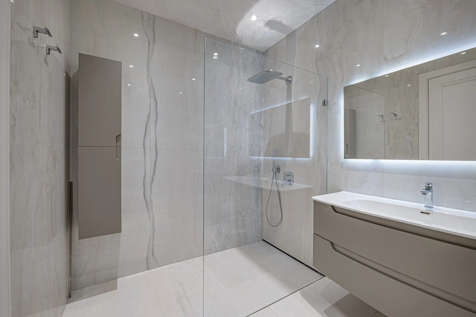Elegant two-bedroom residence with a contemporary interior in a prestigious building