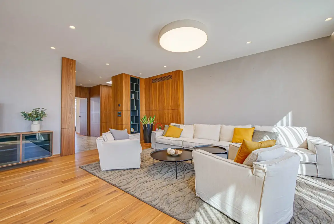 Magnificent three-bedroom apartment with a double garage in the Iztok district for sale