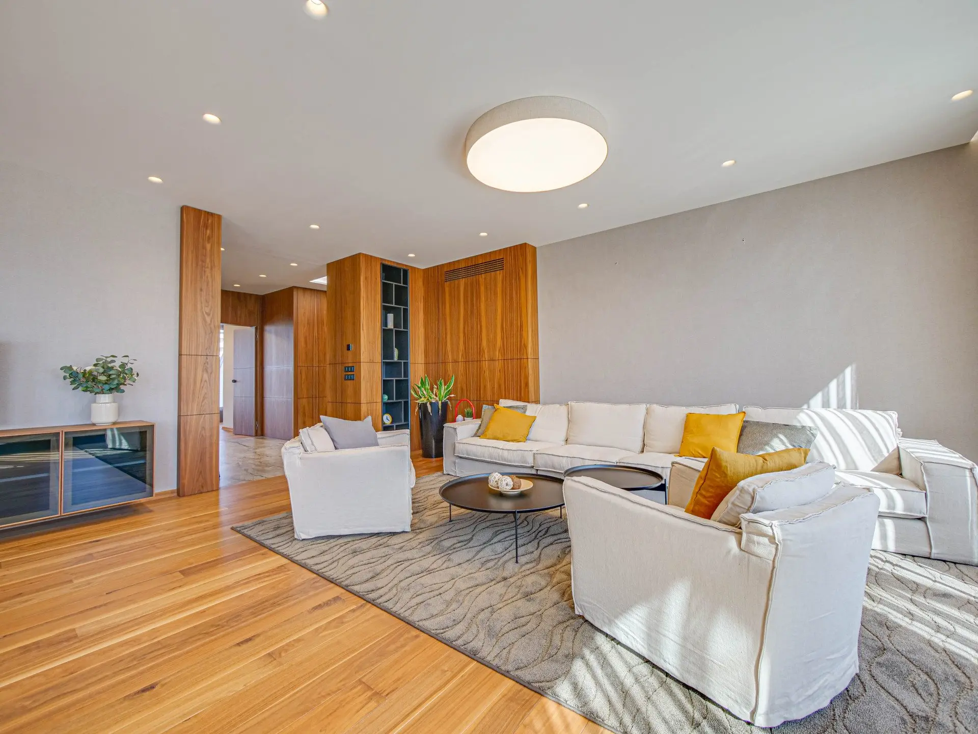 Magnificent three-bedroom apartment with a double garage in the Iztok district for sale