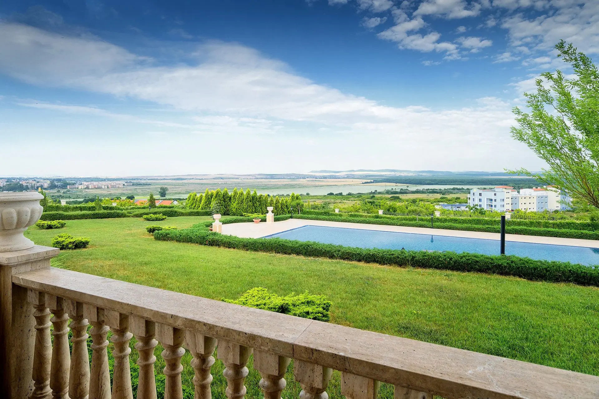 bde6a67500cb89548c3b1671ea8e9e70 An exclusive residence with a pool near the Sunny Beach resort
