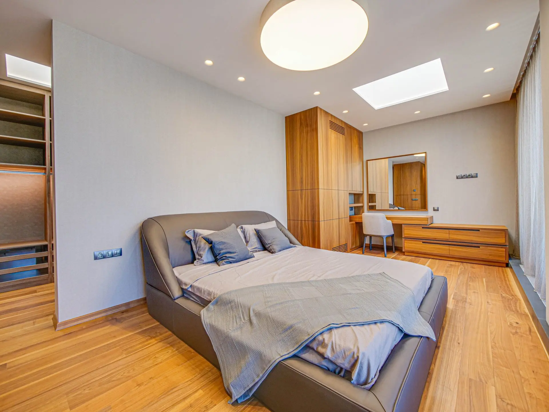 Magnificent three-bedroom apartment with a double garage in the Iztok district for sale