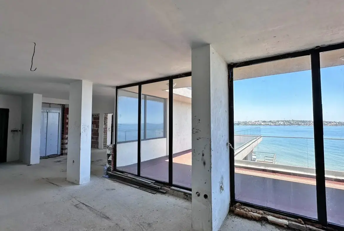 Spacious penthouse with an impressive panorama of Kavatsi beach