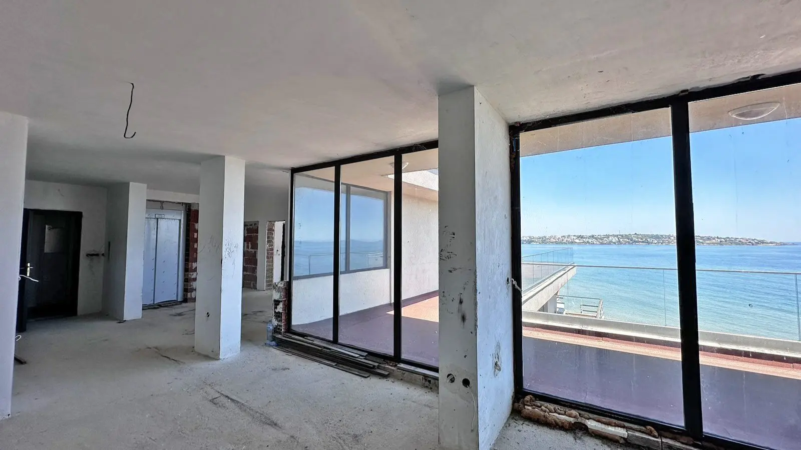 Spacious penthouse with an impressive panorama of Kavatsi beach