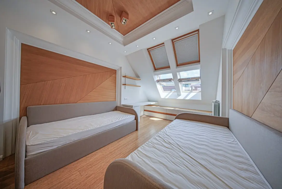 Penthouse in one of the most preferred and well-maintained complexes Flora Park
