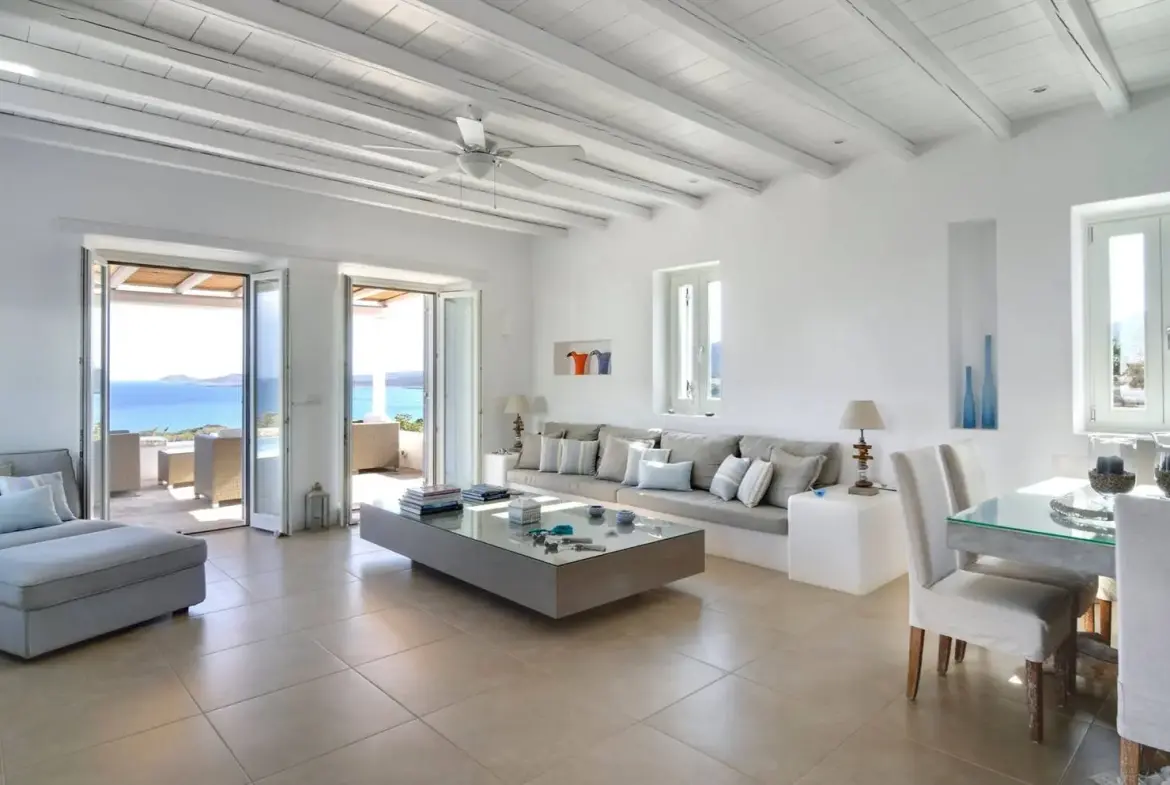 Luxury villa with dual residences and direct beach access in Antiparos