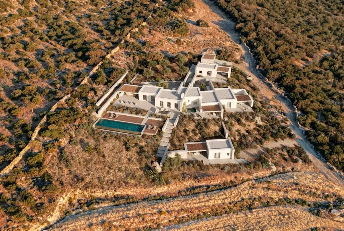 Contemporary seafront 4-bedroom villa in Tripiti, Paros