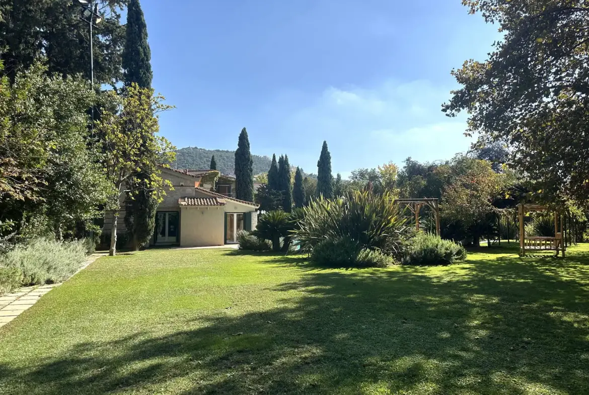 Stylish mansion comprising two residences & a large swimming pool in Nea Erythraia