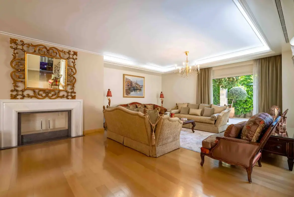 Detached residence of 666 sq.m. with garden and heated pool