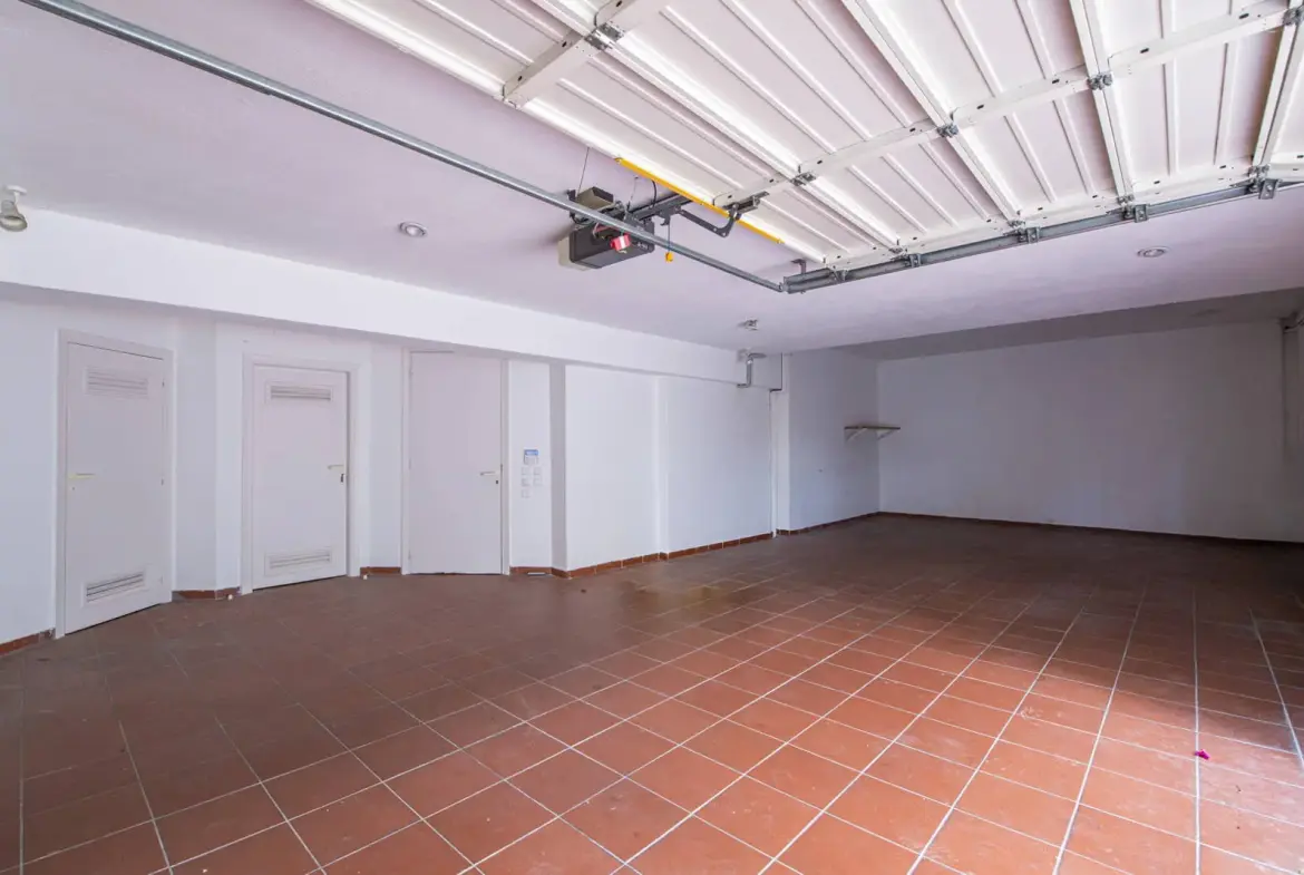 Detached house of 645 sq.m. with unobstructed views