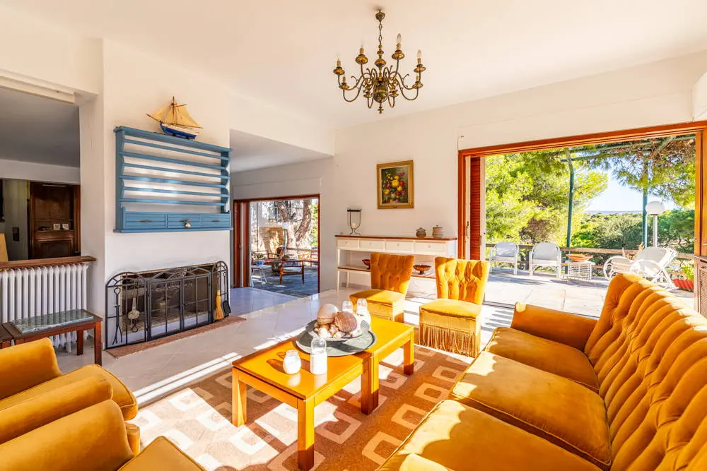 Vintage villa with sea view and large plot in Sounio