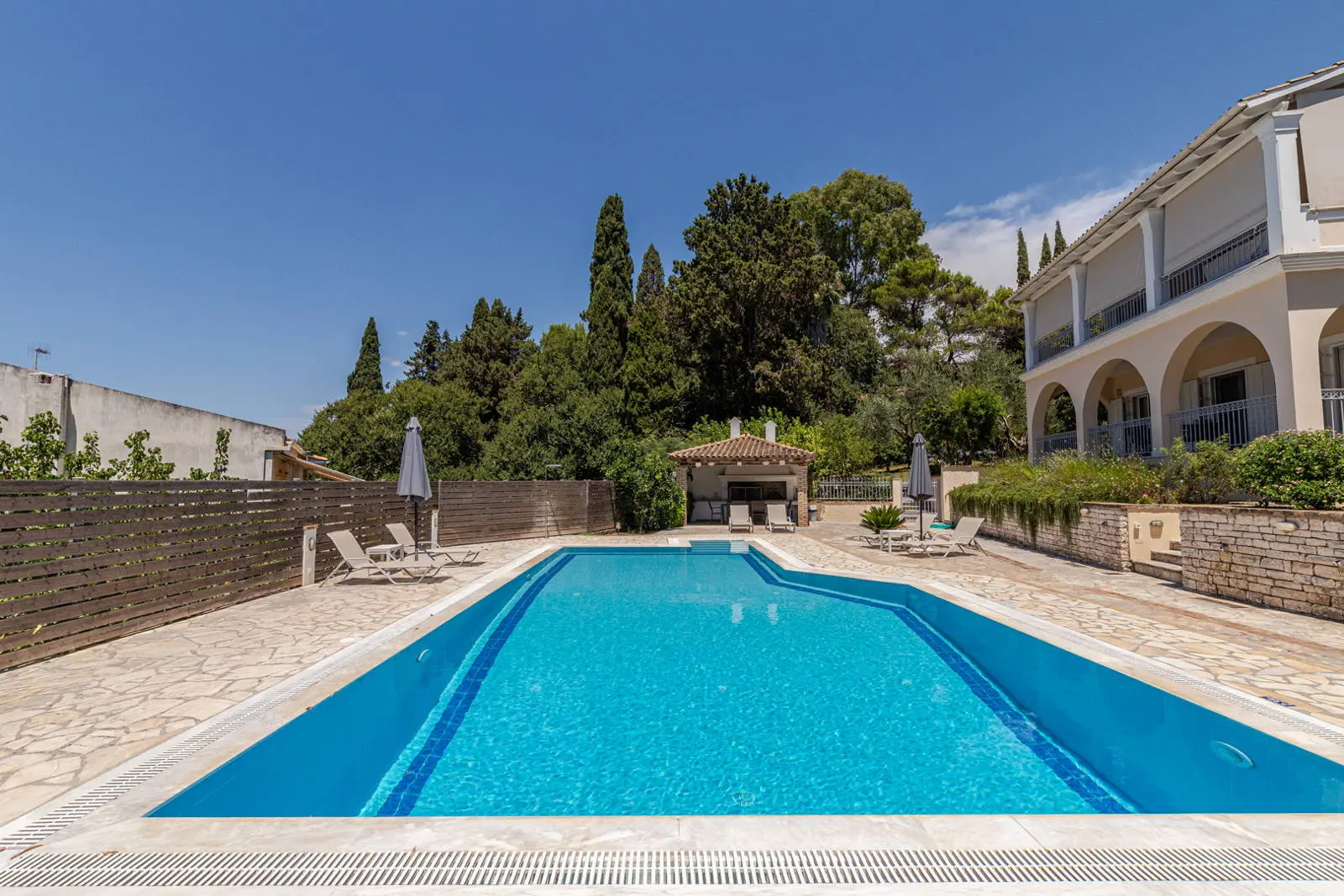 Distinguished residence with pool in Corfu suburbs