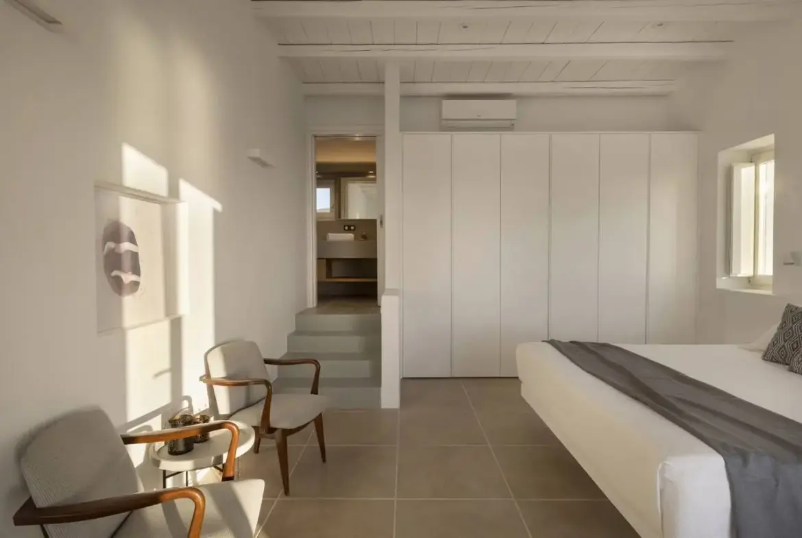 Luxury villa with dual residences and direct beach access in Antiparos