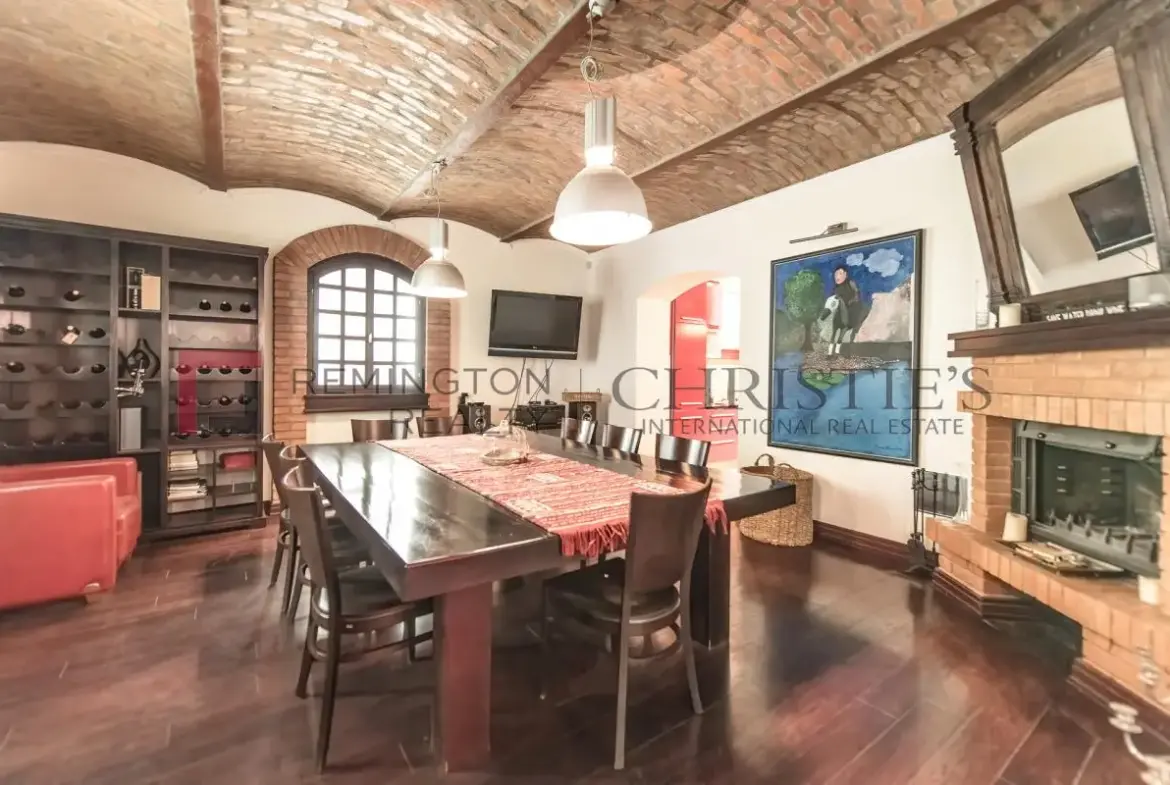 Distinguished City Villa in the Heart of the Urban Core