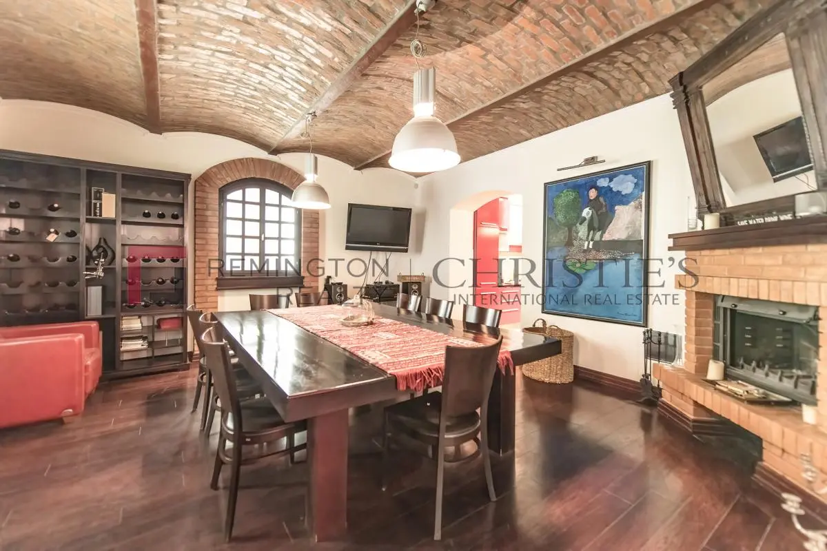bh-06f81b2589bc Distinguished City Villa in the Heart of the Urban Core