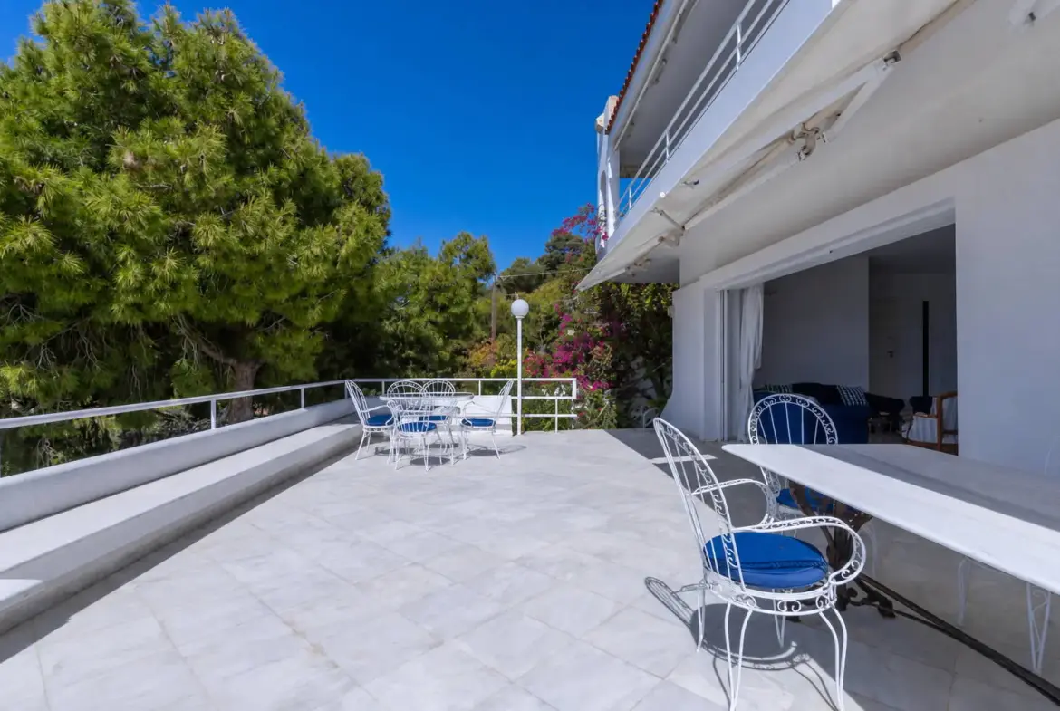Front sea view villa with private pool in Lagonisi