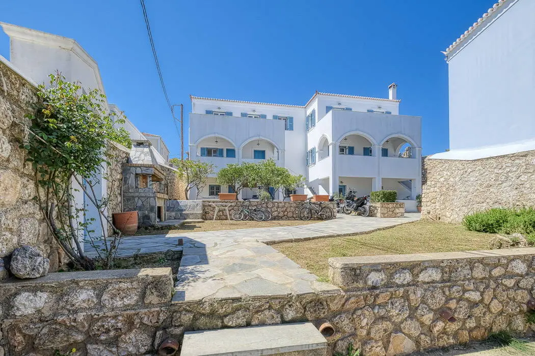 Private estate with two residences in the heart of Spetses