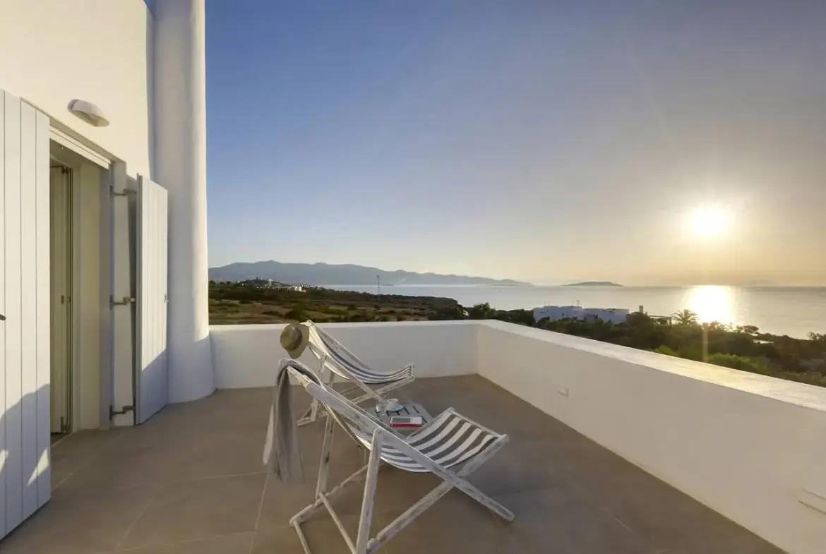 Luxury villa with dual residences and direct beach access in Antiparos