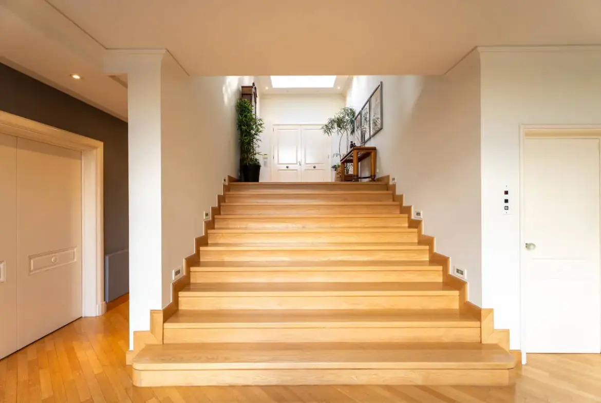 High-end detached residence set on a 1,200 sq.m. plot