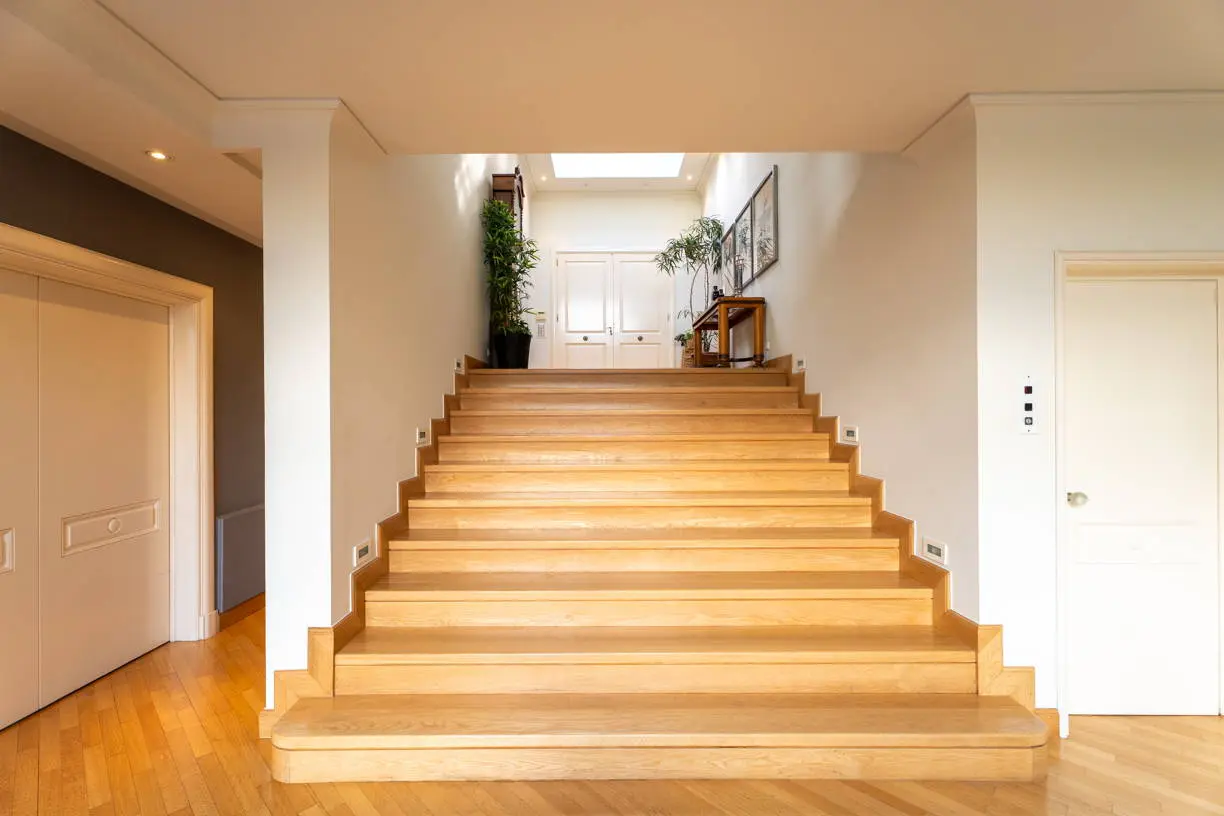 High-end detached residence set on a 1,200 sq.m. plot