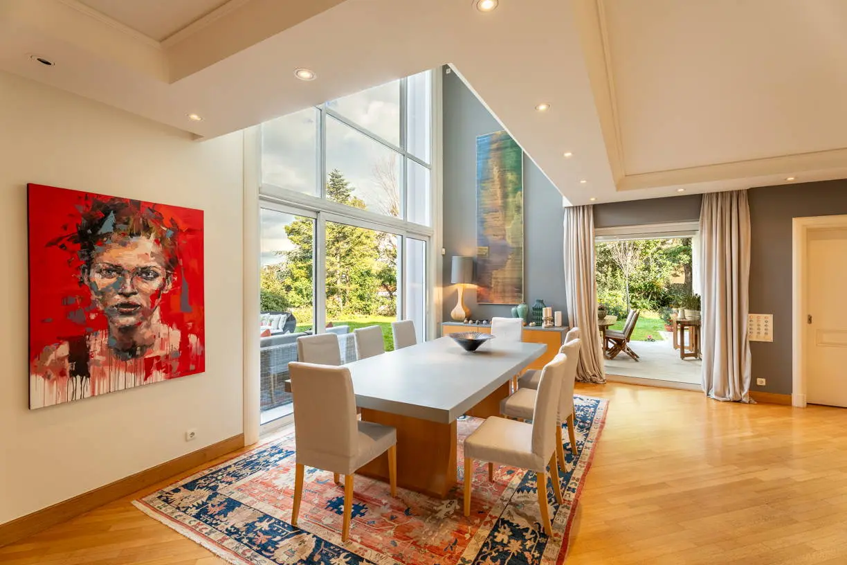 High-end detached residence set on a 1,200 sq.m. plot