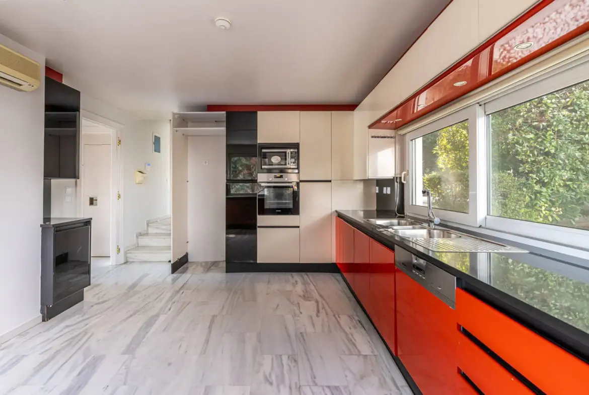Detached house of 645 sq.m. with unobstructed views