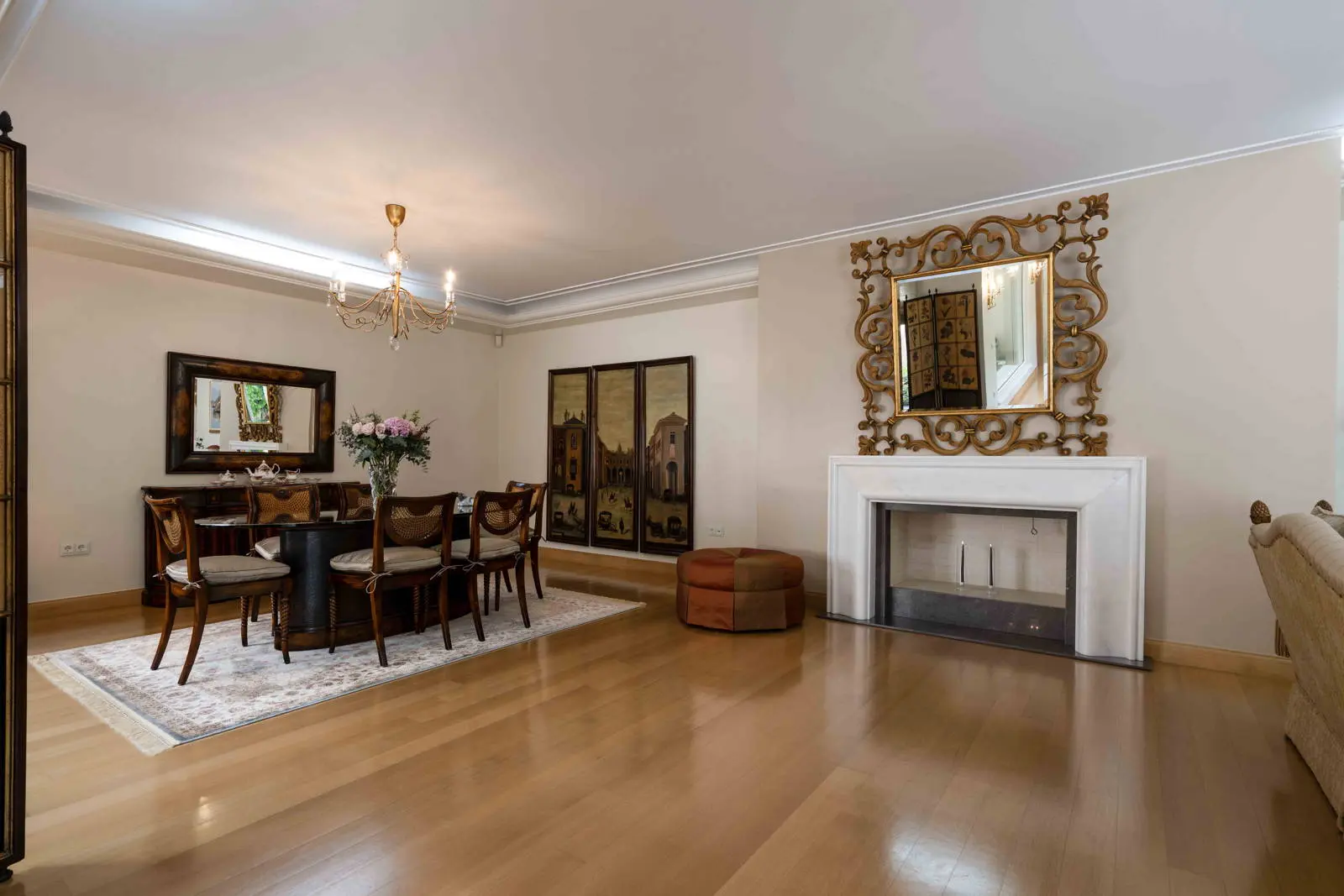 bh-1365561d49a0 Detached residence of 666 sq.m. with garden and heated pool