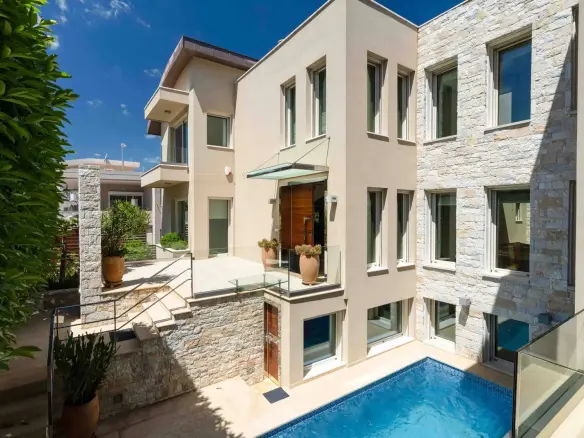 Detached residence of 666 sq.m. with garden and heated pool