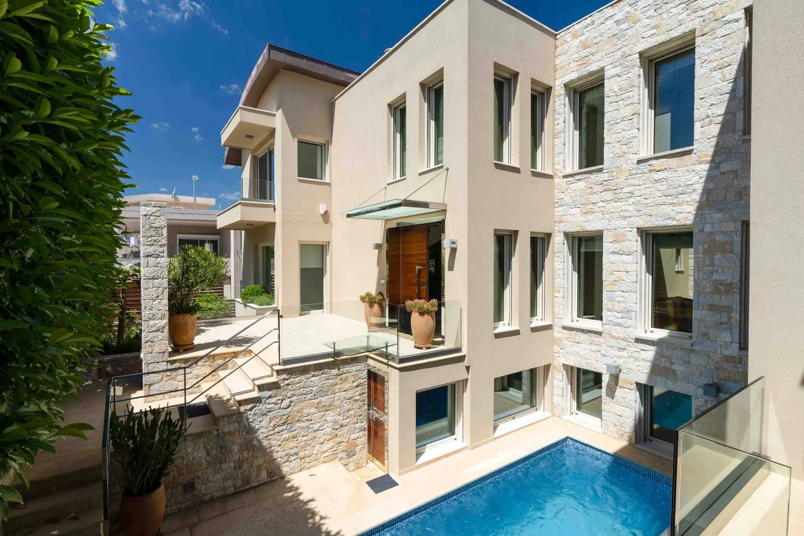 bh-151de790914e Detached residence of 666 sq.m. with garden and heated pool