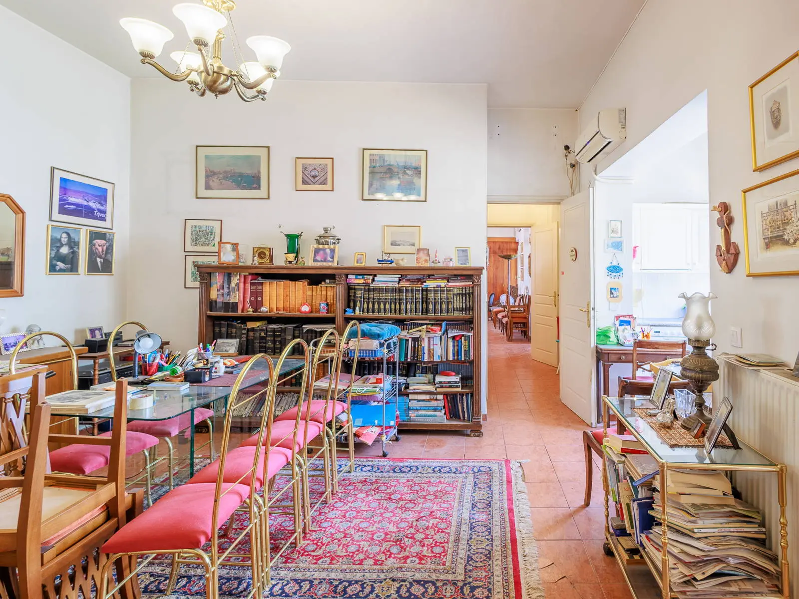 Historic detached house in Plaka with large courtyard