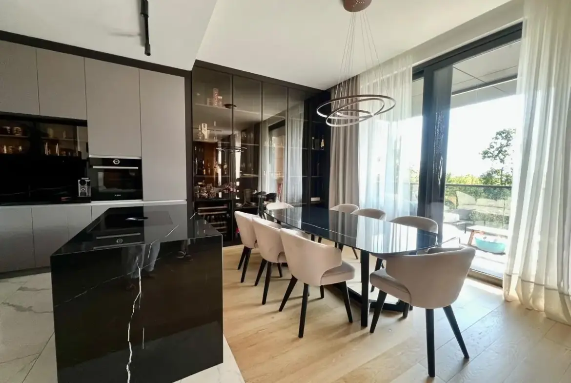 Family apartment with 2 garage parking spaces and a storage room