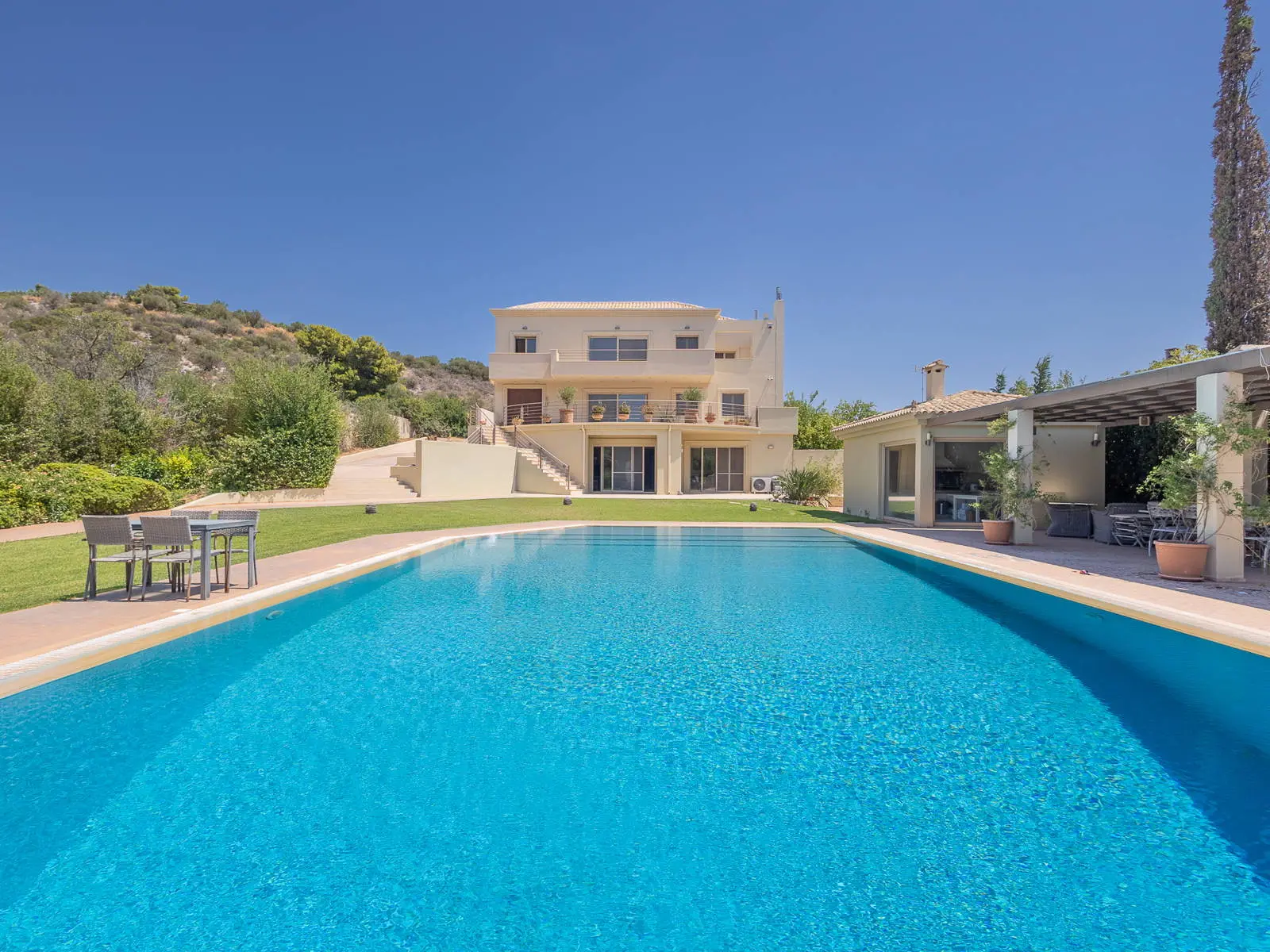 Luxurious 450 sq.m. detached house with a private pool in Agia Marina