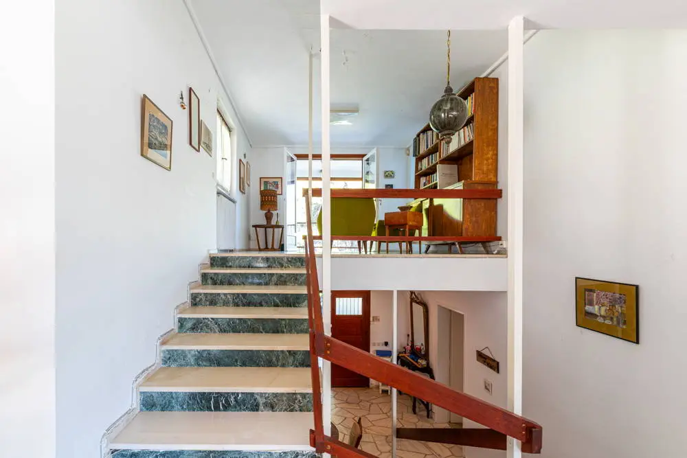 Vintage villa with sea view and large plot in Sounio