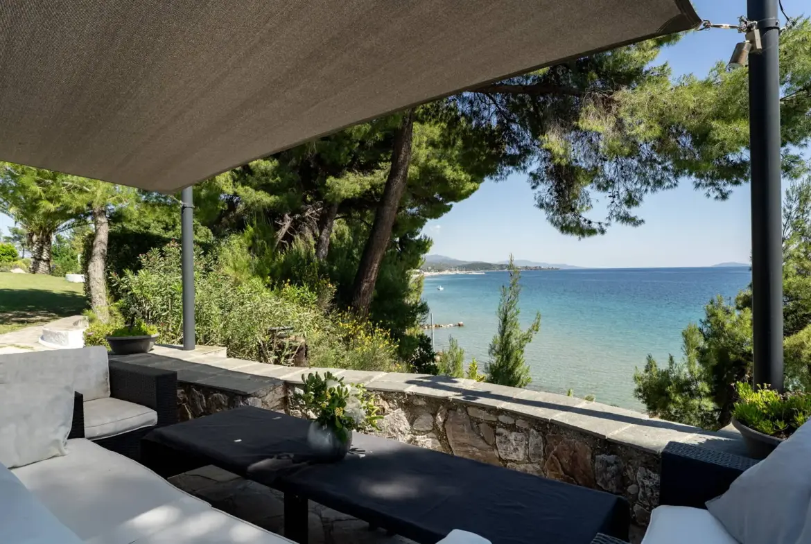 Unique seaside estate with a grand detached house