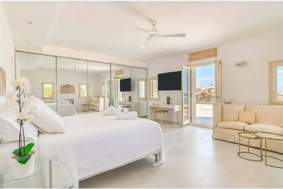 Exceptional seafront villa with direct beach access in Paros