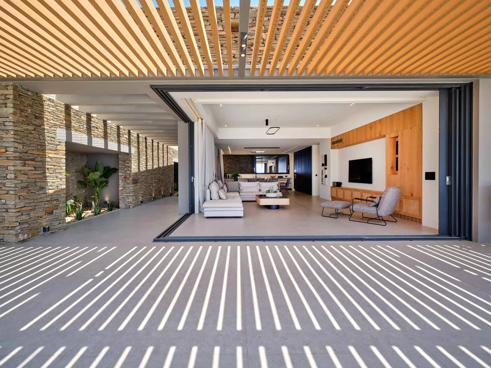 bh-1ec8d8502793 Big Blue Estate – An architectural masterpiece in Andros