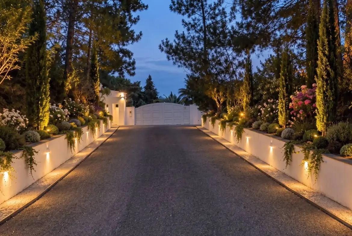 Iconic 660 sq.m. villa on a private 4,500 sq.m. estate in Panorama
