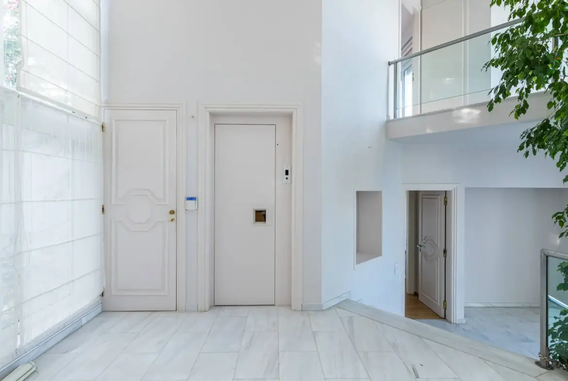 Detached house of 645 sq.m. with unobstructed views