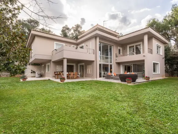 High-end detached residence set on a 1,200 sq.m. plot