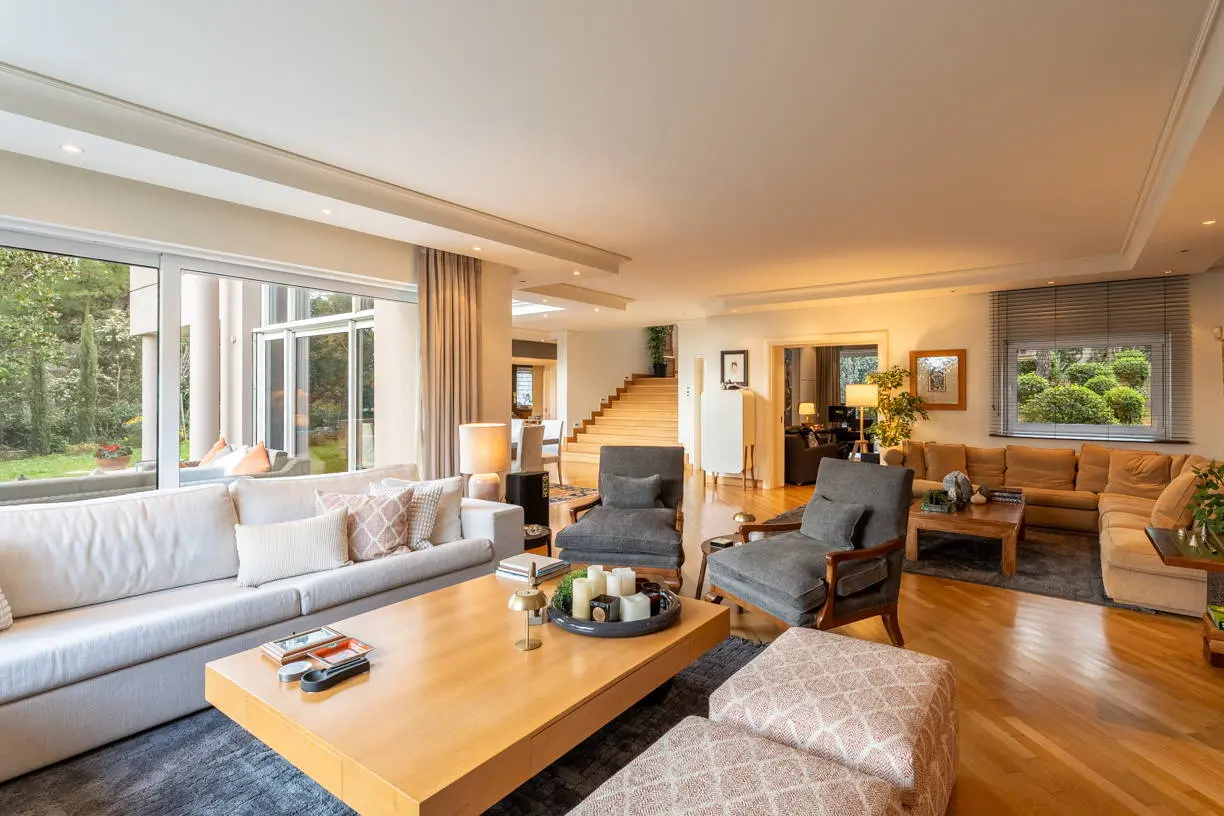 High-end detached residence set on a 1,200 sq.m. plot