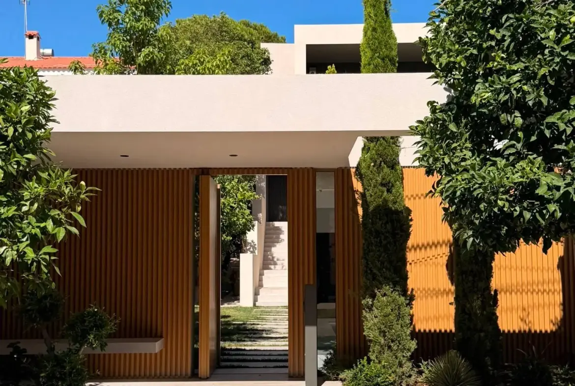 Luxury detached residence in Vouliagmeni I Ready to move in