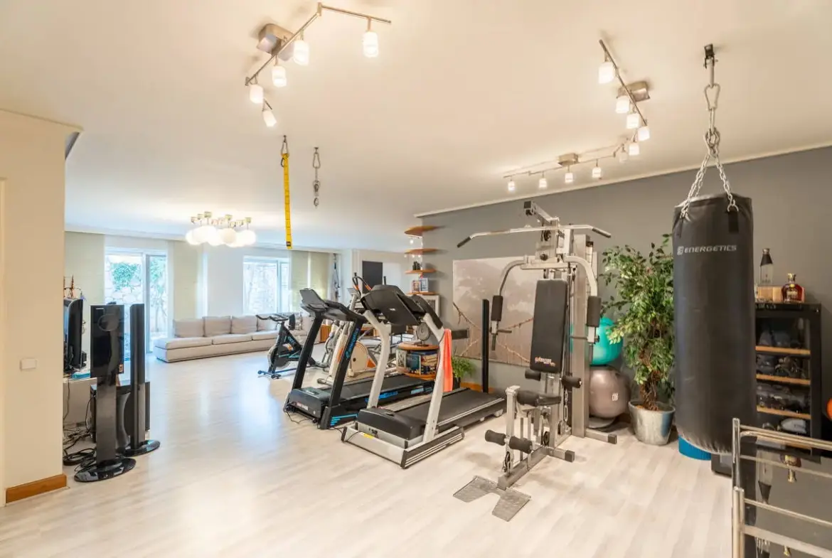 High-end detached residence set on a 1,200 sq.m. plot