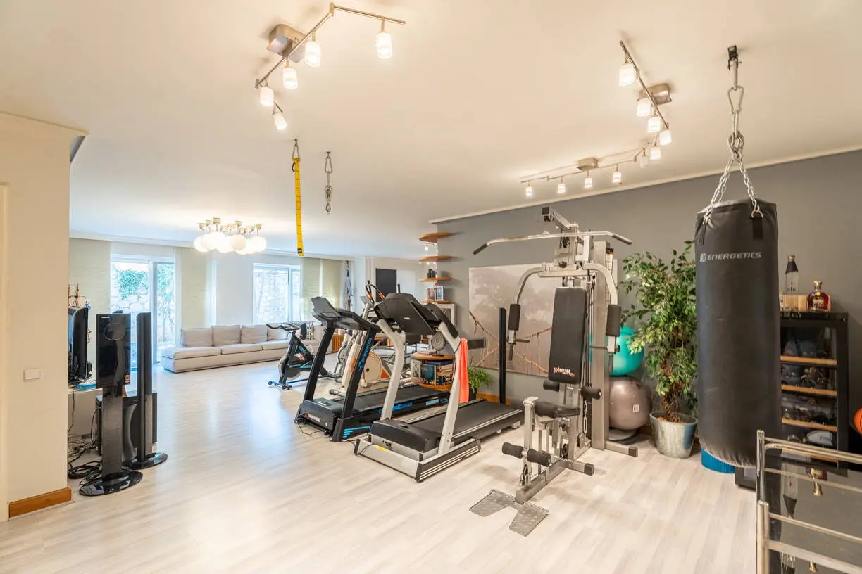 High-end detached residence set on a 1,200 sq.m. plot