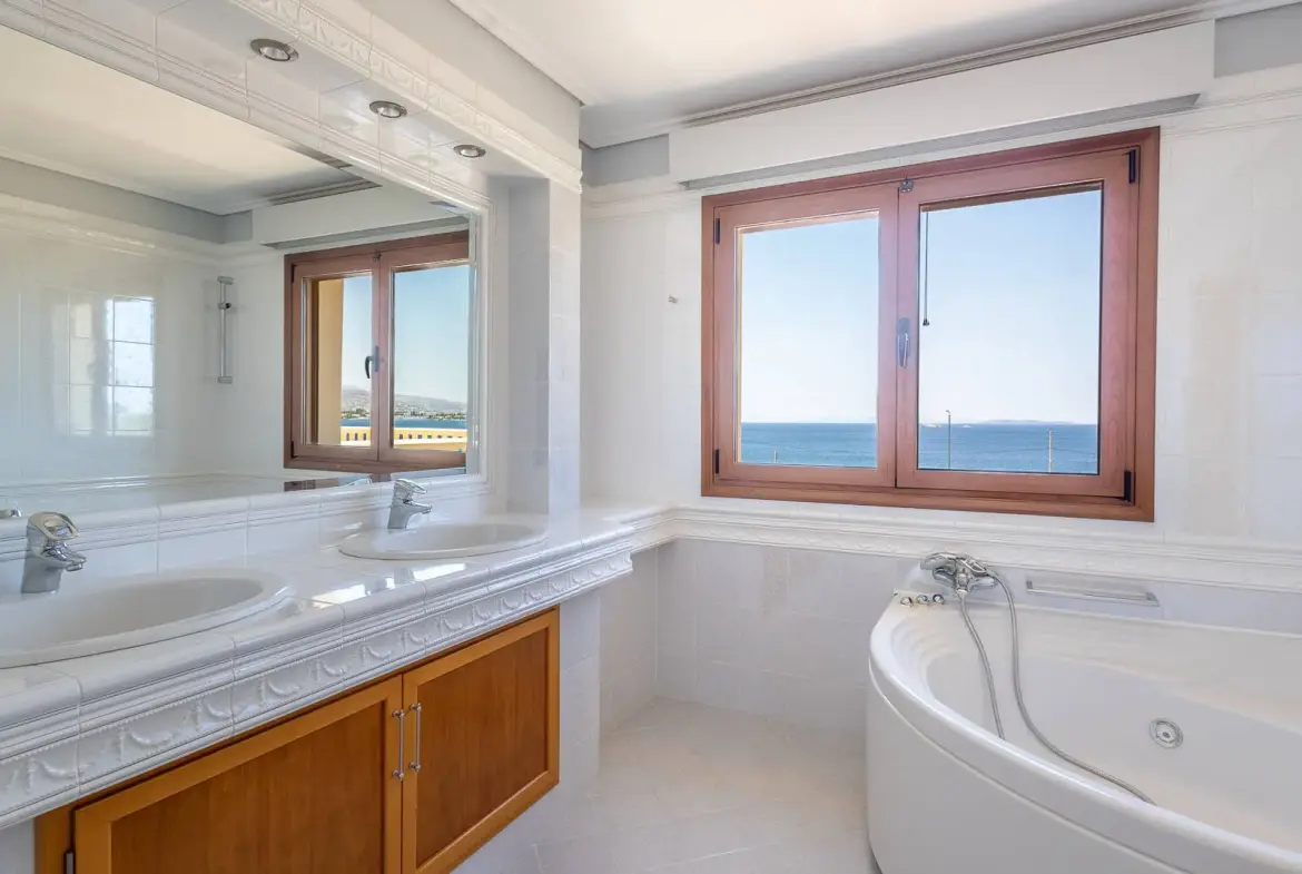 Exquisite 950sq.m. coastal villa with panoramic sea views in Saronida