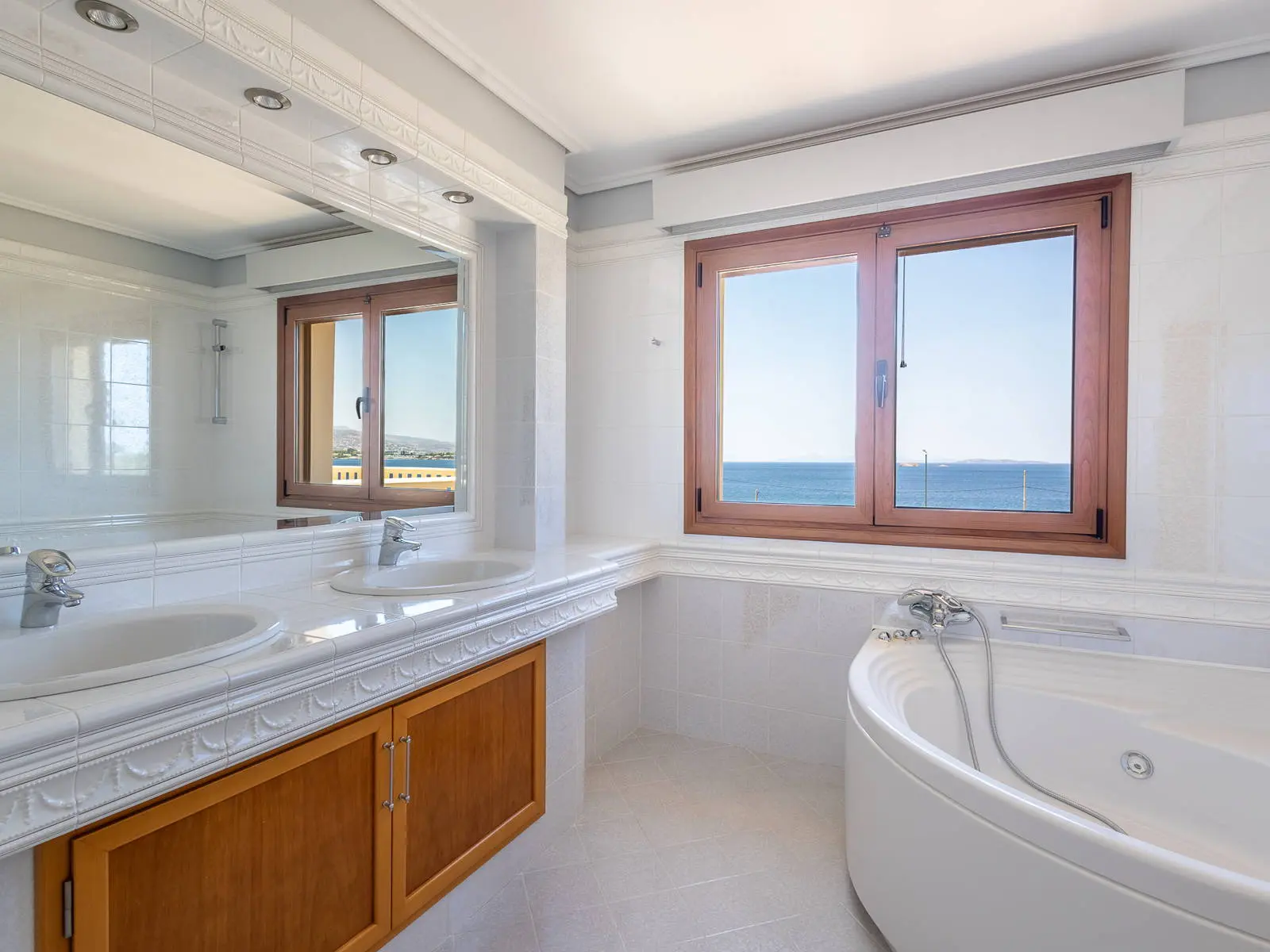 Exquisite 950sq.m. coastal villa with panoramic sea views in Saronida