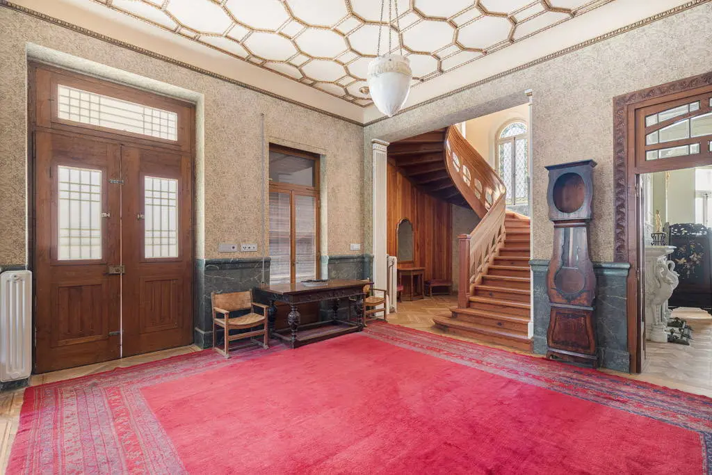 Timeless 1,070 sq.m. mansion