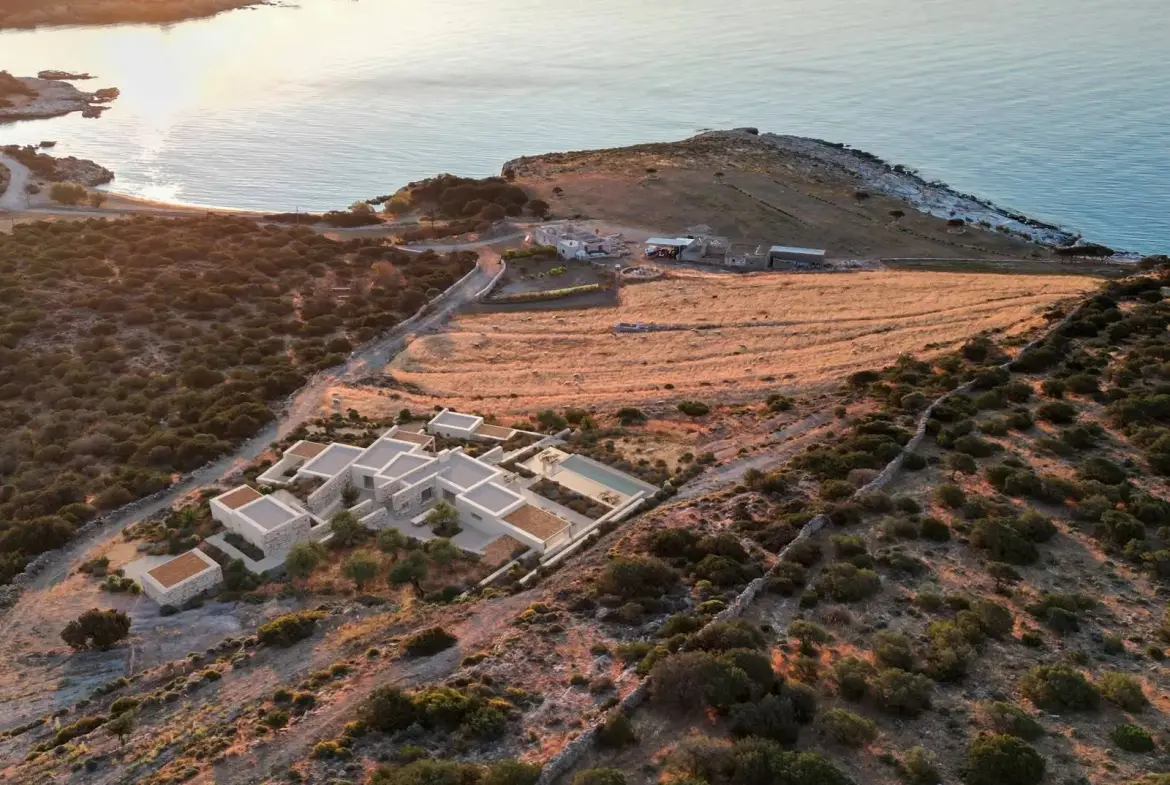Contemporary seafront 4-bedroom villa in Tripiti, Paros