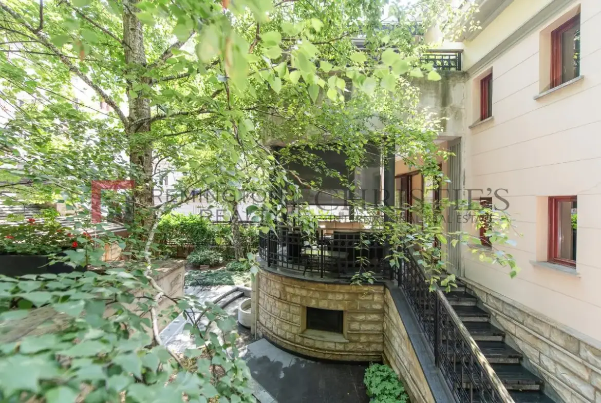 Distinguished City Villa in the Heart of the Urban Core